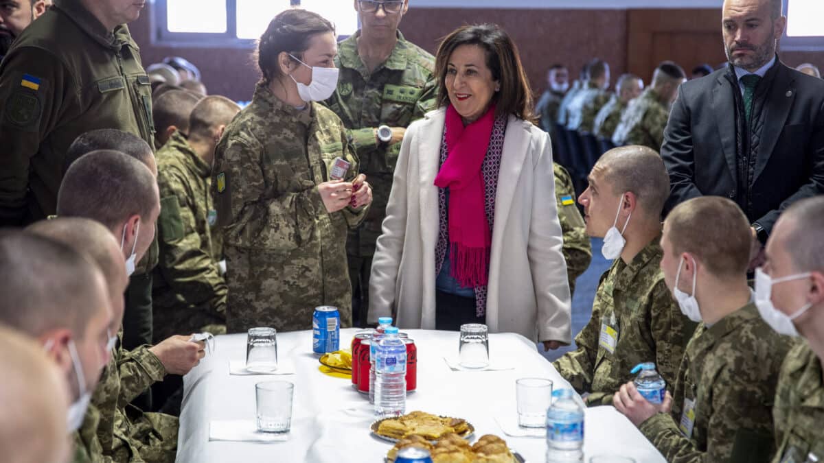 TOLEDO, 20/01/2023.- La ministra de Defensa, Margarita Robles (c-dcha), visita a la segunda remesa de militares ucranianos que reciben instrucción y adiestramiento en las instalaciones de "Toledo Training Command", este viernes en Toledo capital. EFE/Ismael Herrero