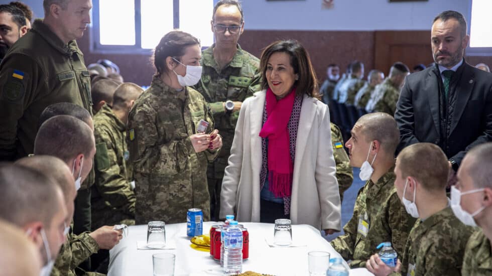 TOLEDO, 20/01/2023.- La ministra de Defensa, Margarita Robles (c-dcha), visita a la segunda remesa de militares ucranianos que reciben instrucción y adiestramiento en las instalaciones de "Toledo Training Command", este viernes en Toledo capital. EFE/Ismael Herrero