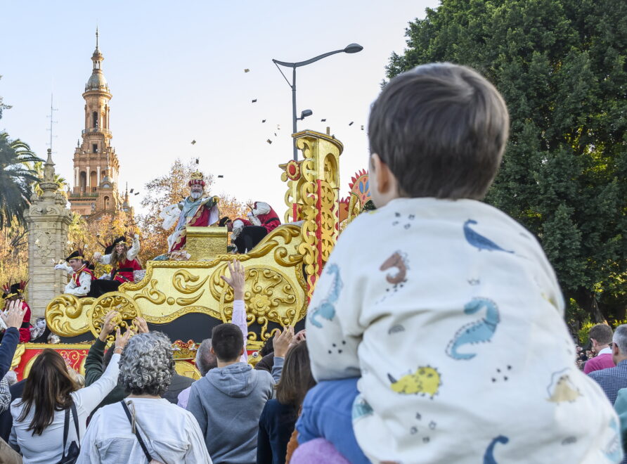 Cabalgata de los Reyes Magos de Sevilla, que ha recuperado este jueves el itinerario tradicional que la pandemia obligó a modificar y ha contado con 33 carrozas, de las que 13 son nuevas, 