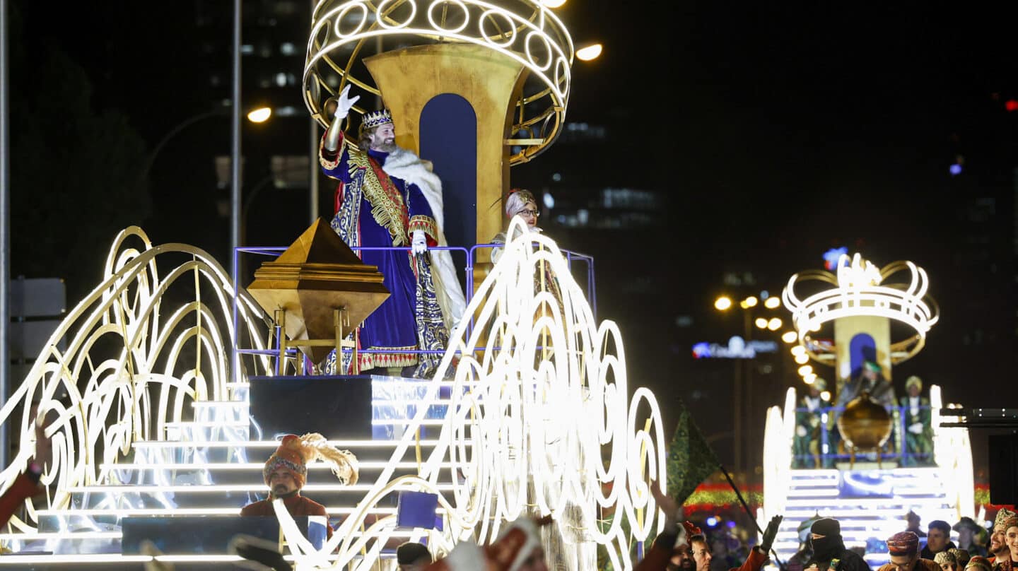 Los Reyes Magos saludan durante la cabalgata celebrada este jueves en Madrid.