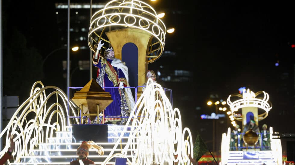 Los Reyes Magos saludan durante la cabalgata celebrada este jueves en Madrid.