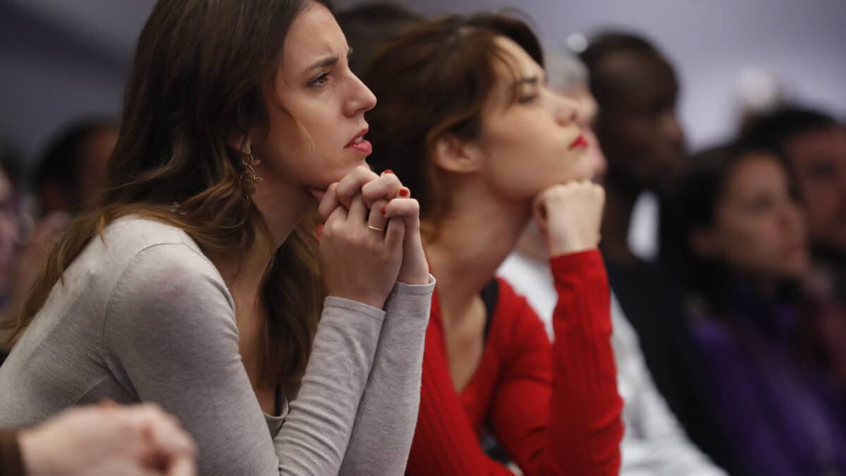 La ministra de Igualdad, Irene Montero (i), y la portavoz de Unidas Podemos en la Asamblea de Madrid, Isa Serra (d), asisten al acto "Vivir, no sobrevivir: del Ingreso Mínimo Vital a la Renta Garantizada" celebrado en Madrid