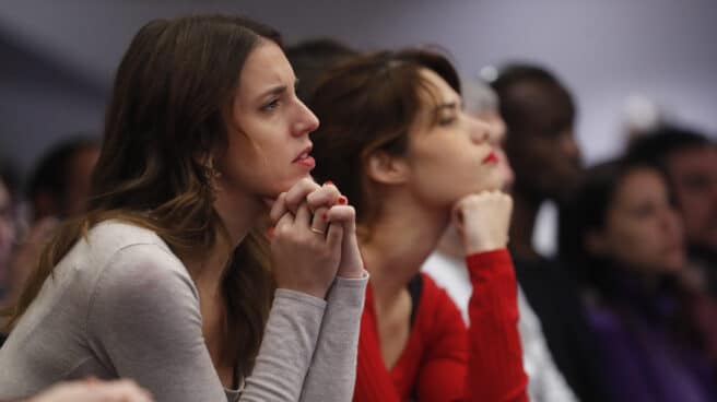 La ministra de Igualdad, Irene Montero (i), y la portavoz de Unidas Podemos en la Asamblea de Madrid, Isa Serra (d), asisten al acto "Vivir, no sobrevivir: del Ingreso Mínimo Vital a la Renta Garantizada" celebrado en Madrid