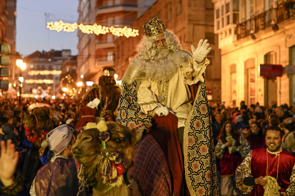 Su majestad el Rey Melchor, a lomos de un dromedario, saluda a los asistentes a la cabalgata de Reyes Magos celebrada este jueves en Su majestad el Rey Melchor, a lomos de un dromedario, saluda a los asistentes a la cabalgata de Reyes Magos celebrada este jueves en las calles de Ourense
