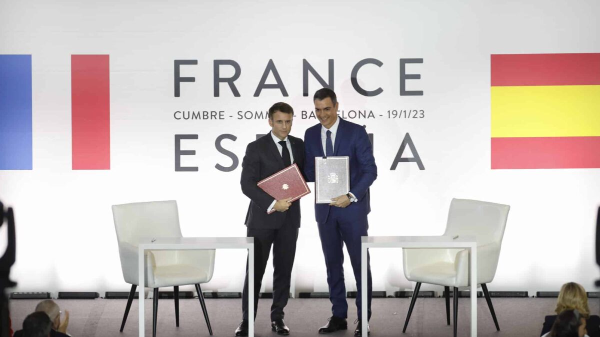 BARCELONA, 19/01/2023.- El presidente del Gobierno, Pedro Sánchez (c-d), y el presidente francés, Emmanuel Macron, posan durante la ceremonia de firma de acuerdos celebrada en el marco de la Cumbre Hispanofrancesa, este jueves, en Barcelona. EFE/Alberto Estévez