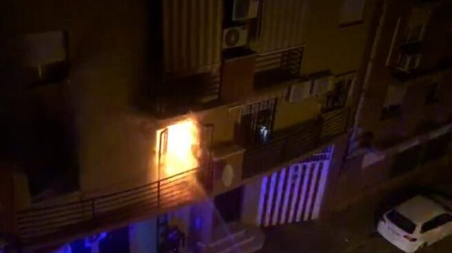 Incendio en la calle Villanueva de los Castillejos de Huelva.