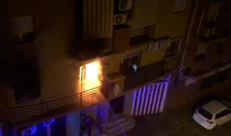 Incendio en la calle Villanueva de los Castillejos de Huelva.