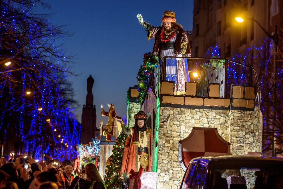 La tradicional cabalgata de Reyes vuelve a congregar a miles de niños junto a sus familias este jueves en las calles de Bilbao. 