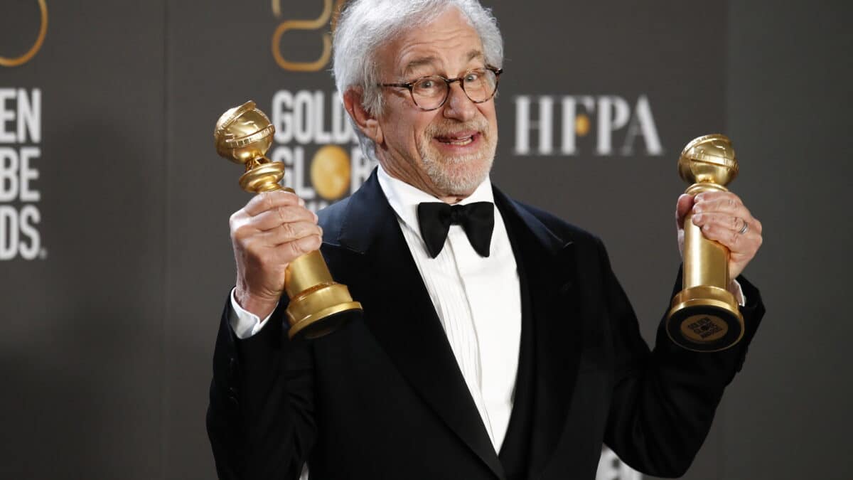 El director Steven Spielberg posa con sus galardones en los Globos de Oro 2023