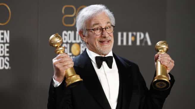 El director Steven Spielberg posa con sus galardones en los Globos de Oro 2023