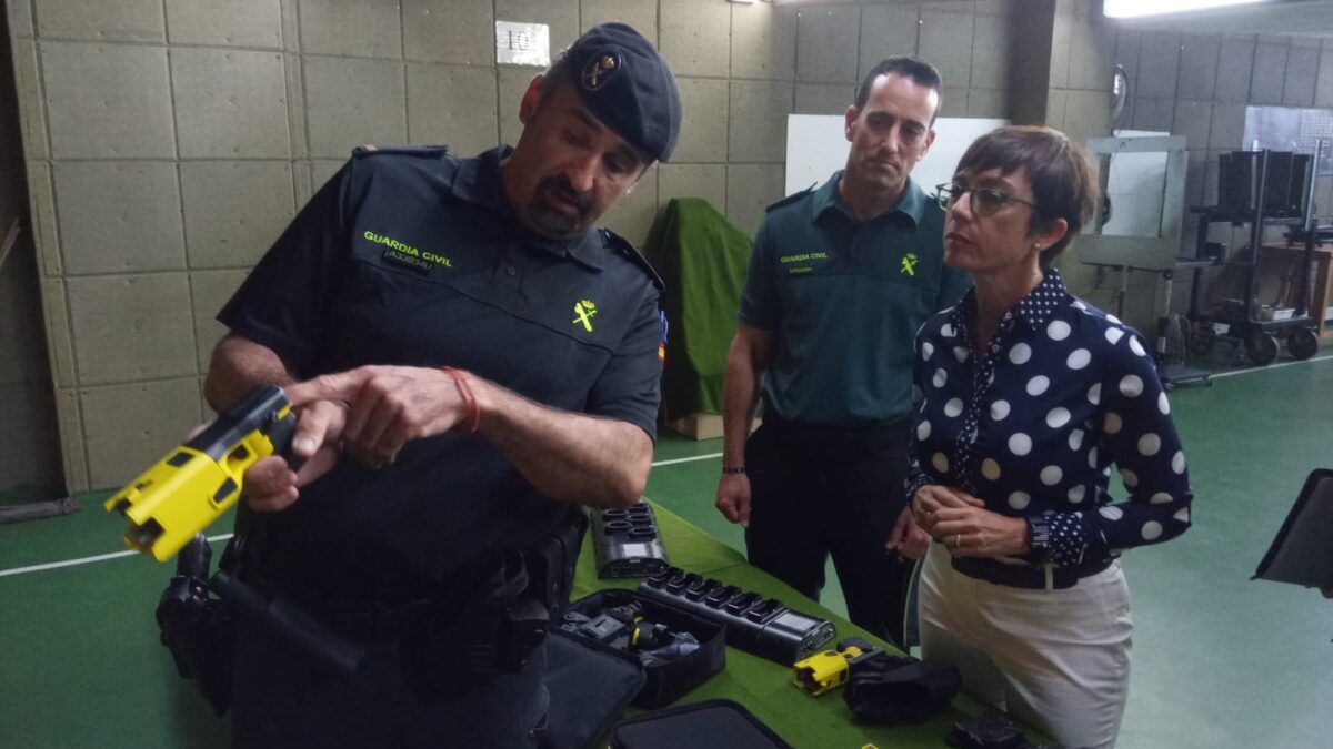 La directora de la Guardia Civil, María Gámez, en la recepción oficial de las primeras 150 pistolas eléctricas tipo táser