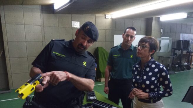 La directora de la Guardia Civil, María Gámez, en la recepción oficial de las primeras 150 pistolas eléctricas tipo táser