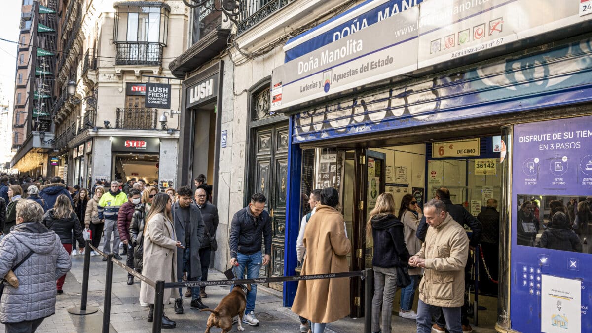 Largas colas a las puertas de la administración de lotería de Doña Manolita este jueves en Madrid