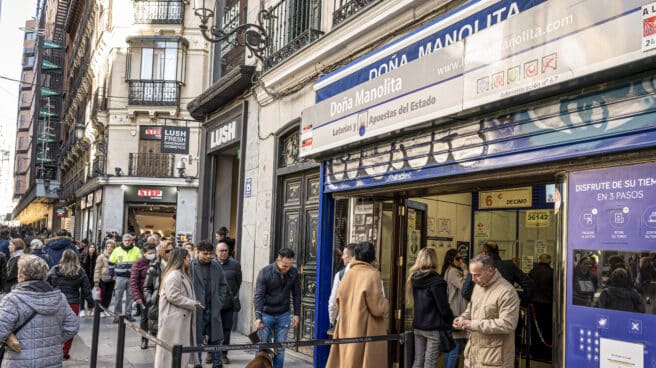 Largas colas a las puertas de la administración de lotería de Doña Manolita este jueves en Madrid