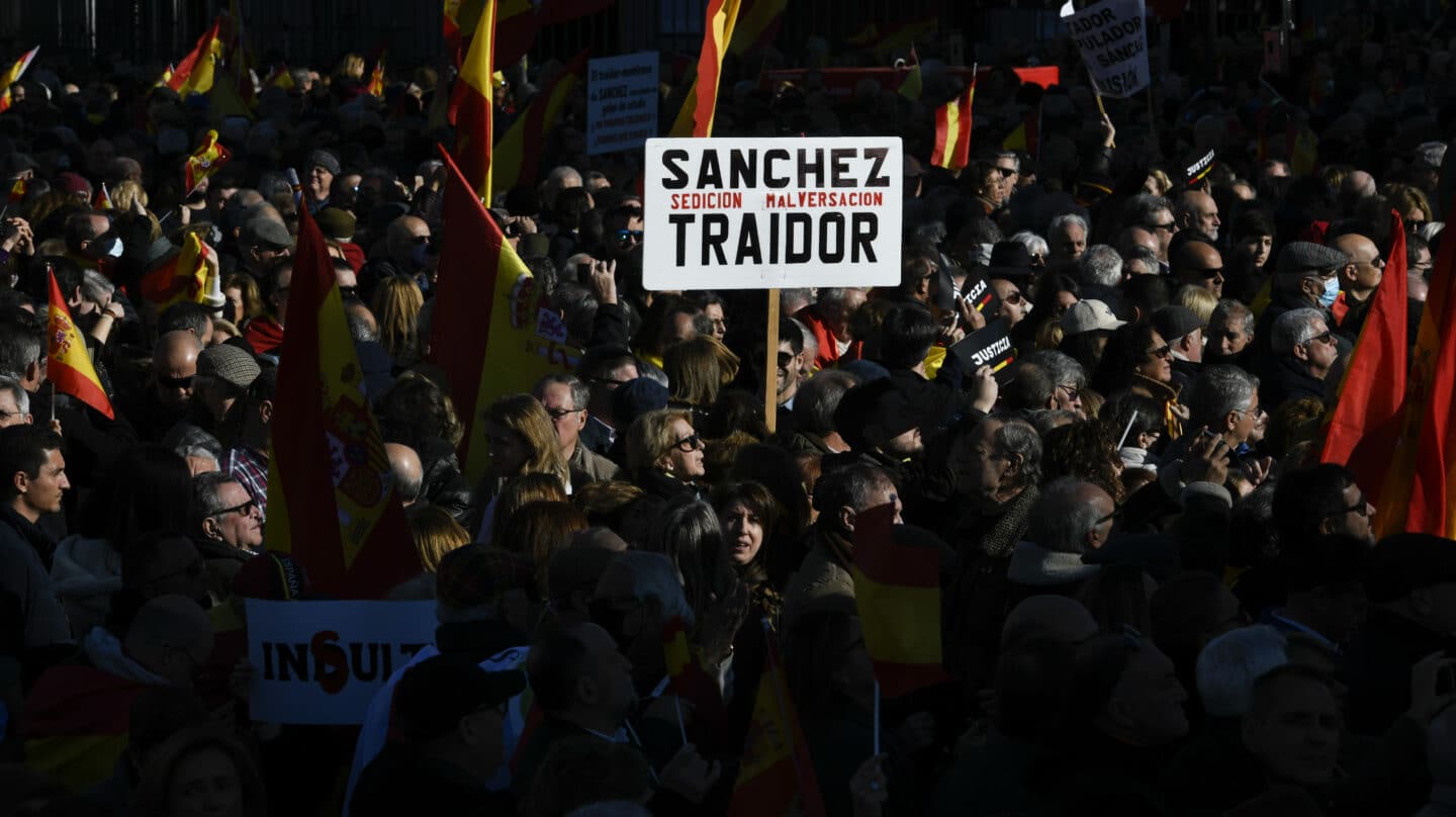 MADRID, 21/01/2023.- Miles de personas llenan esta sábado la plaza de Cibeles de Madrid con banderas de España, convocadas por diversas asociaciones para protestar contra el Gobierno de Pedro Sánchez y "en defensa" de la Constitución. EFE/Víctor Lerena