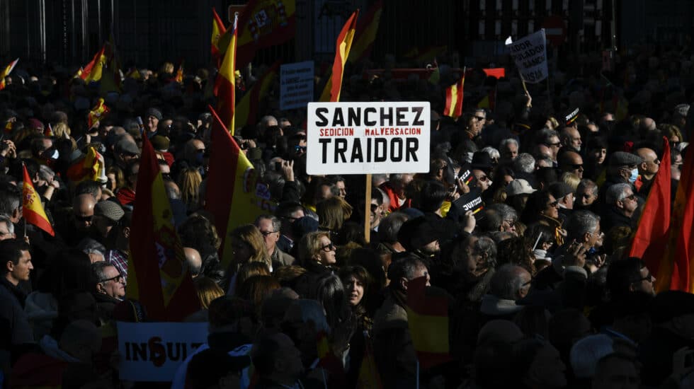 MADRID, 21/01/2023.- Miles de personas llenan esta sábado la plaza de Cibeles de Madrid con banderas de España, convocadas por diversas asociaciones para protestar contra el Gobierno de Pedro Sánchez y "en defensa" de la Constitución. EFE/Víctor Lerena