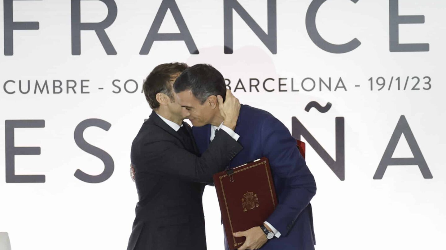 BARCELONA, 19/01/2023.- El presidente del Gobierno, Pedro Sánchez (c-d), abraza al presidente francés, Emmanuel Macron, durante la ceremonia de firma de acuerdos celebrada en el marco de la Cumbre Hispanofrancesa, este jueves, en Barcelona. EFE/Alberto Estévez