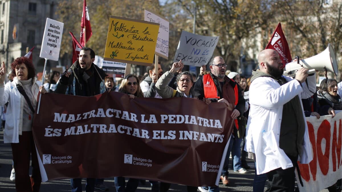 Miles de médicos, muchos de ellos vestidos con su bata blanca, participan este jueves, en el segundo día de huelga en la sanidad pública en Cataluña
