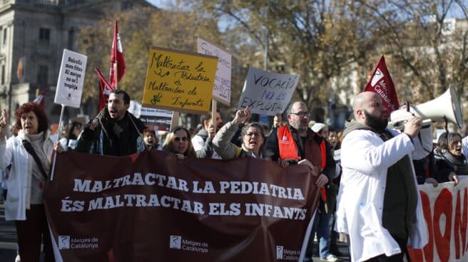Miles de médicos, muchos de ellos vestidos con su bata blanca, participan este jueves, en el segundo día de huelga en la sanidad pública en Cataluña