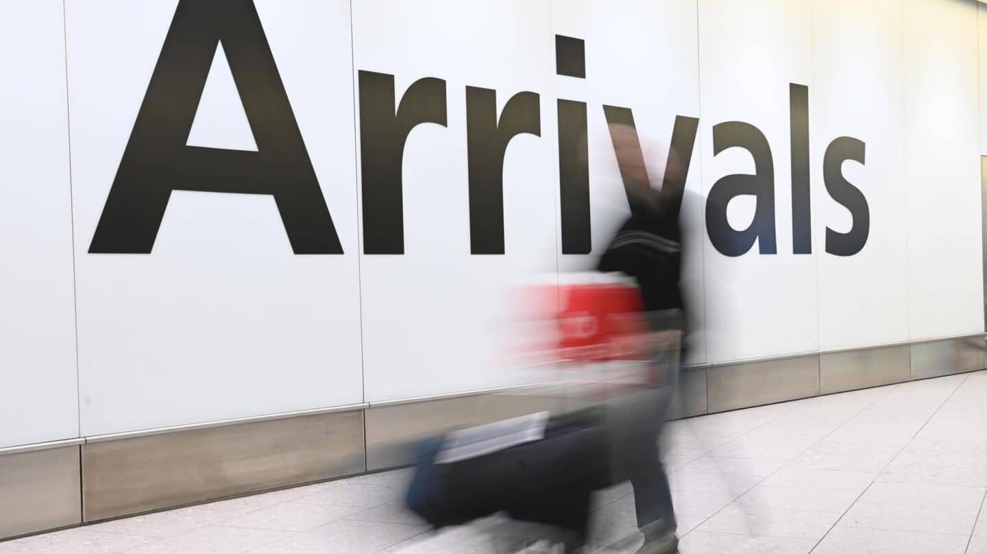 Un pasajero en la puerta de llegadas un aeropuerto inglés.