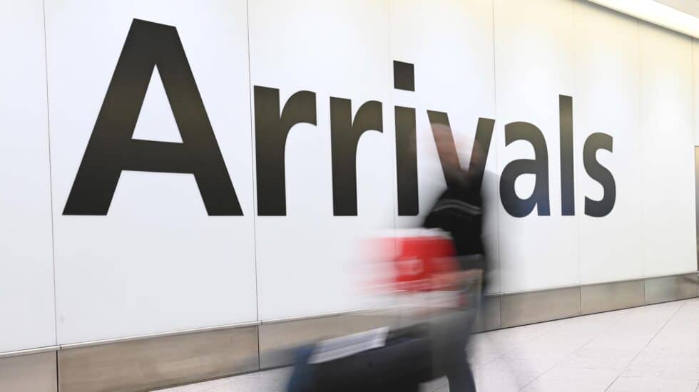 Un pasajero en la puerta de llegadas un aeropuerto inglés.