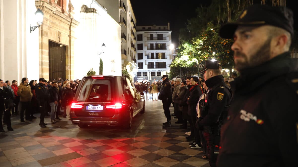 A las diez de la noche ha llegado el féretro del sacristán Diego Valencia, que fue asesinado ayer por un hombre de origen marroquí, a la iglesia de la Palma en Algeciras