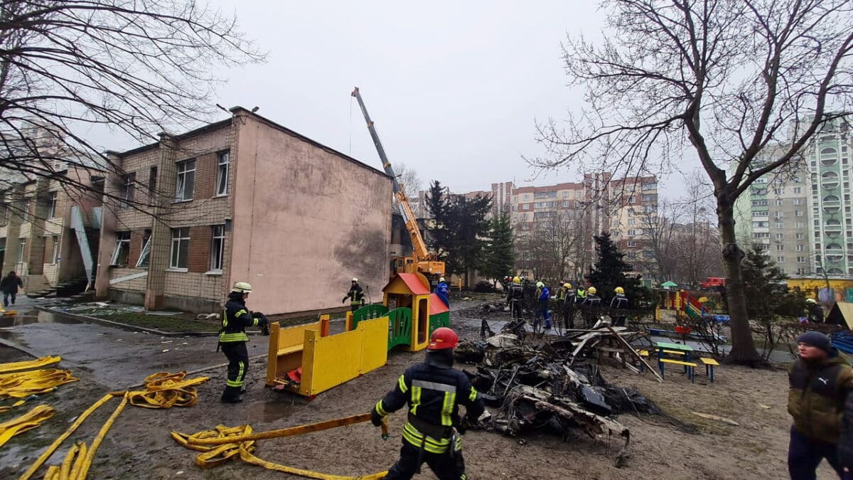 Los bomberos trabajan en el lugar donde cayó el helicóptero.