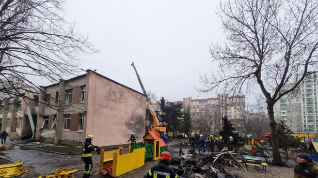 Los bomberos trabajan en el lugar donde cayó el helicóptero. Los bomberos trabajan en el lugar donde cayó el helicóptero.