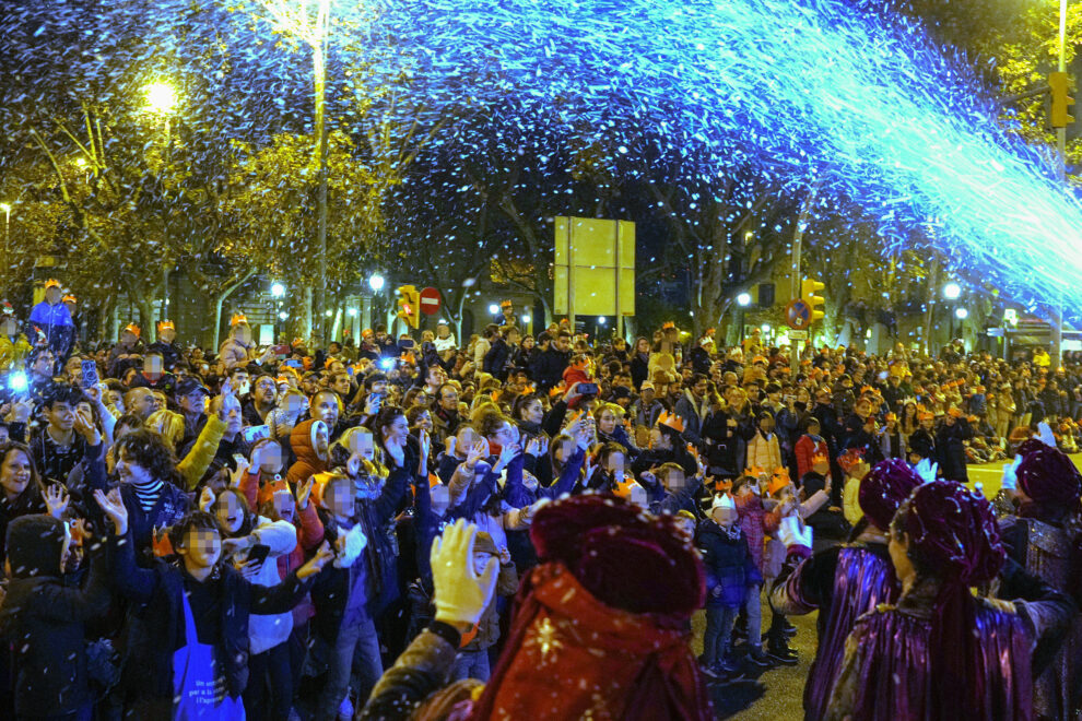 Ambiente durante la cabalgata de Reyes Magos en la ciudad de Barcelona; una tradición que recupera la normalidad tras la pandemia, que estrena nuevas carrozas y que congrega este jueves a decenas de miles de personas, sobre todo niños y niñas, convirtiéndola en la más multitudinaria del Mediterráneo. 