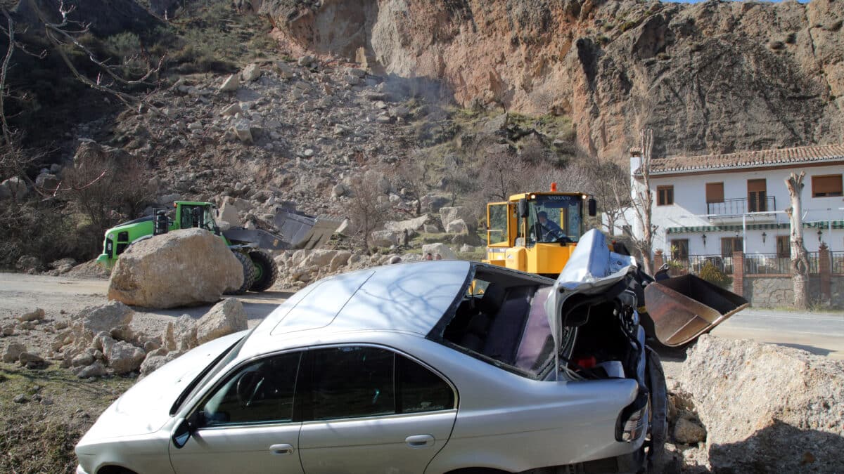 Cinco personas han resultado heridas de diversa consideración y cuatro vehículos dañados debido al desprendimiento de piedras de una ladera en la carretera A-395, a su paso por Güéjar Sierra (Granada).