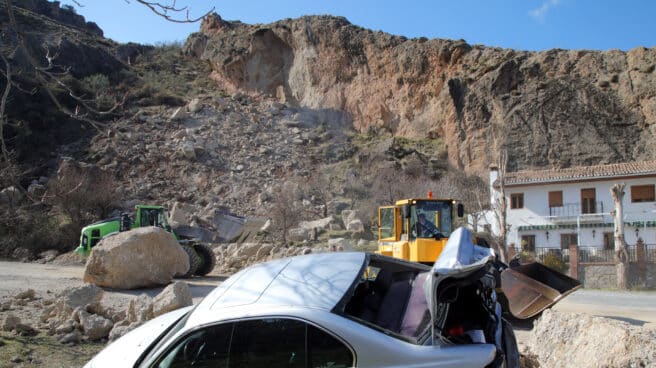 Cinco heridos por desprendimiento de ladera en la carretera a Sierra Nevada Cinco personas han resultado heridas de diversa consideración y cuatro vehículos dañados debido al desprendimiento de piedras de una ladera en la carretera A-395, a su paso por Güéjar Sierra (Granada).