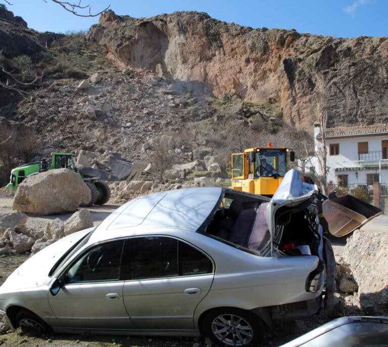 Cinco heridos tras el desprendimiento de una ladera en la carretera a Sierra Nevada