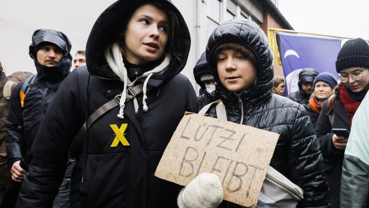 Swedish climate activist Greta Thunberg junto a Luisa Neubauer en la manifestación de Luetzerath.