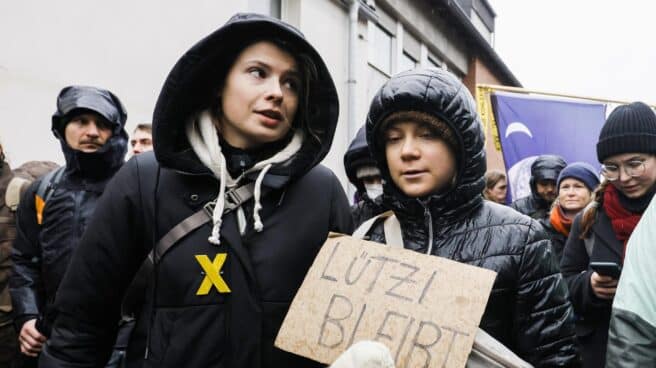 Swedish climate activist Greta Thunberg junto a Luisa Neubauer en la manifestación de Luetzerath.
