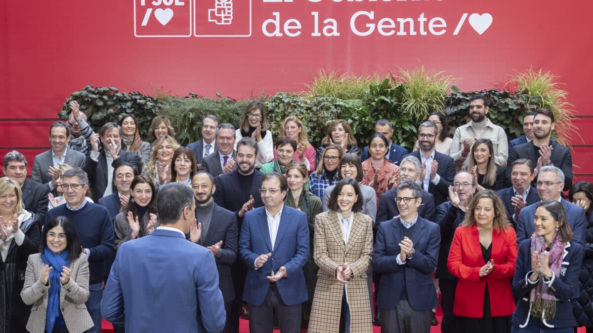 El secretario general del PSOE y presidente del Gobierno, Pedro Sánchez, junto a su ejecutiva y 16 de sus 17 ministros socialistas, este 13 de enero de 2023 en Ferraz.