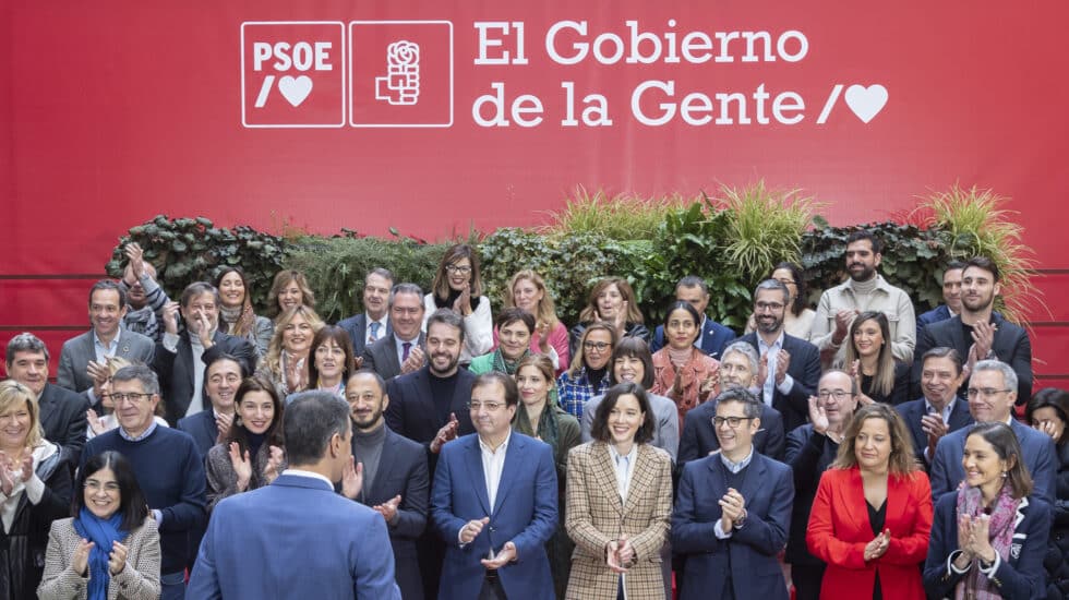 El secretario general del PSOE y presidente del Gobierno, Pedro Sánchez, junto a su ejecutiva y 16 de sus 17 ministros socialistas, este 13 de enero de 2023 en Ferraz.