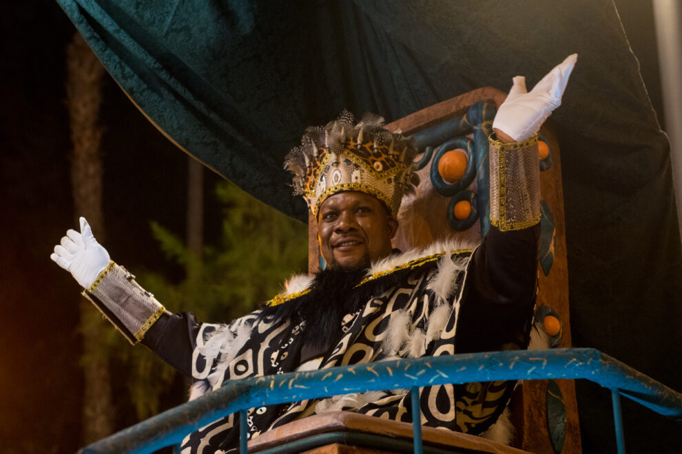 El Rey Baltasar saluda durante la cabalgata de los Reyes Magos celebrada este jueves en las calles de Palma de Mallorca. 