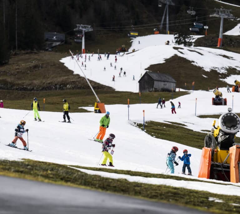 Falta nieve y no basta con fabricarla: el cambio climático pone en jaque a la mitad de las pistas de esquí de Europa