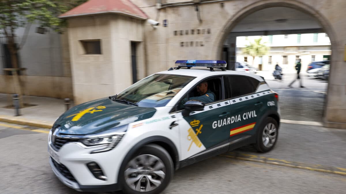 Un coche de la Guardia Civil sale de una comandancia.