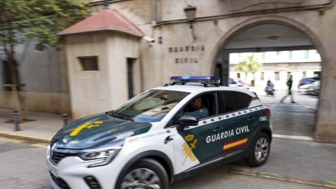 Un coche de la Guardia Civil sale de la comandancia donde este lunes se ha ofrecido una rueda de prensa explicando la detención de dos hombres