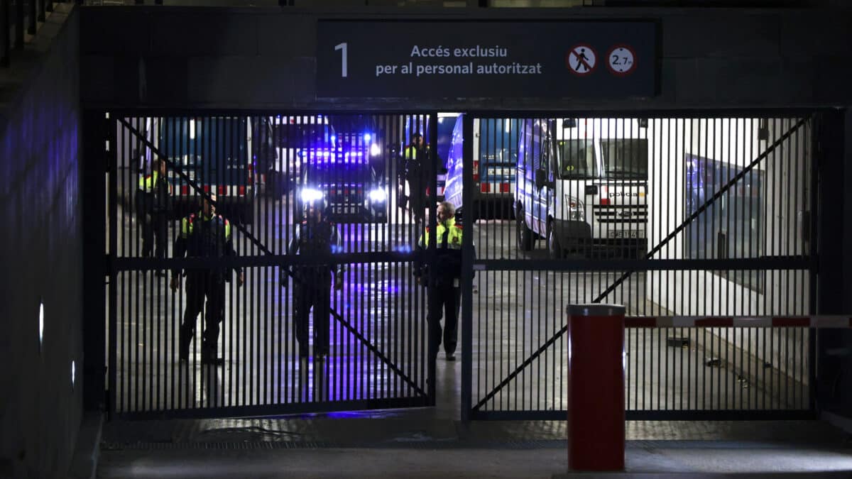 El jugador del FC Barcelona, Dani Alves, saliendo de los calabozos de la Ciudad de la Justicia hacia la cárcel Brians 1 de Sant Esteve Sesrovires (Barcelona)