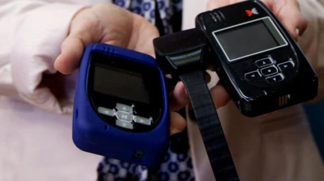 Los tres aparatos que conforman el sistema de pulseras rastreadoras por GPS del Ministerio de Igualdad para los agresores y sus víctimas (Efe).