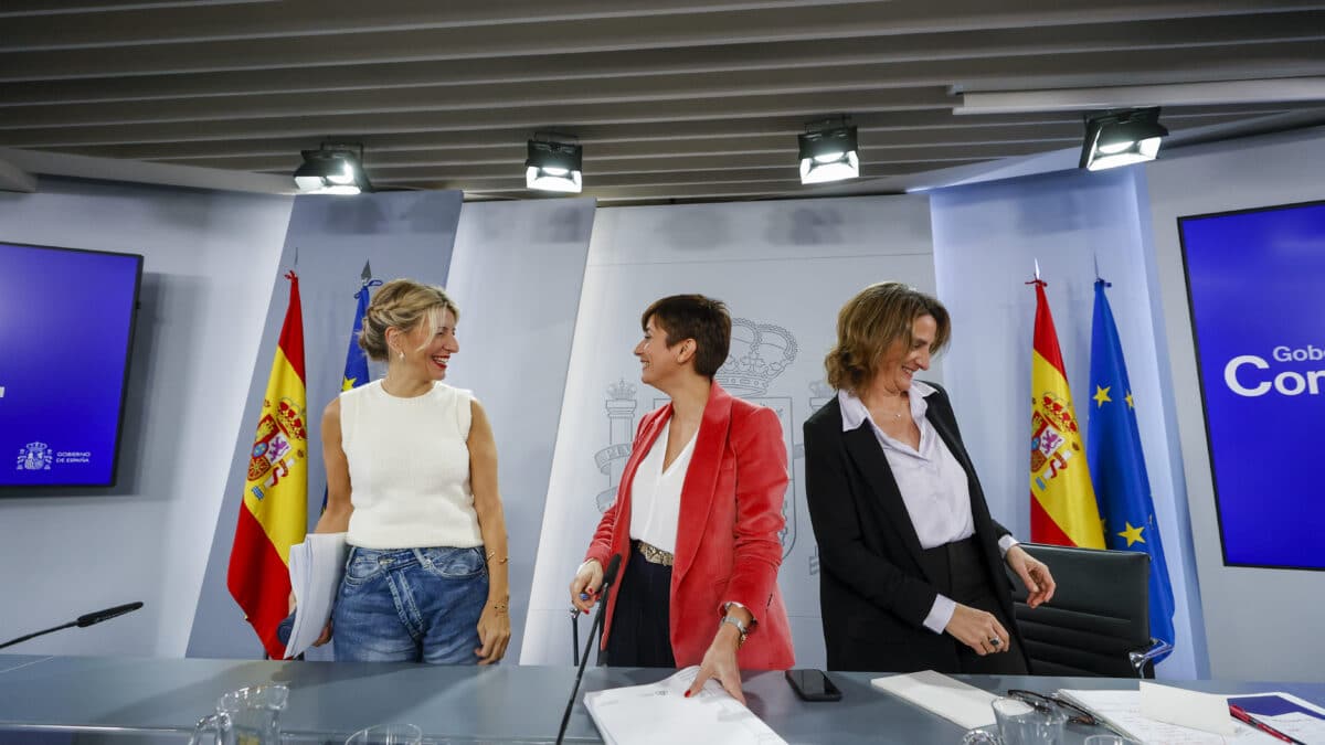 MADRID, 10/01/2023.- (De i a d) Las ministras de Trabajo Yolanda Díaz, Política Territorial Isabel Rodríguez y Transición Ecológica Teresa Ribera tras ofrecer la rueda de prensa posterior al Consejo de Ministros en el Palacio de la Moncloa en Madrid, este martes. EFE/ Javier Lizón