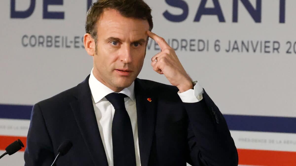 El presidente francés, Emmanuel Macron, dirige sus deseos de Año Nuevo a los trabajadores de la salud en el Hospital Centre Hospitalier Sud Francilien