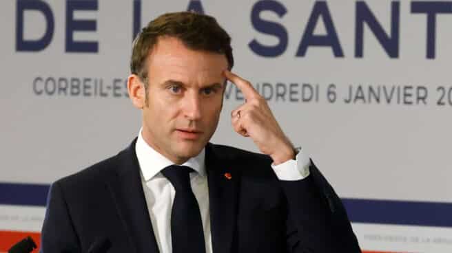 Macron planea elevar tres años la edad mínima de jubilación con la oposición de todos los sindicatos El presidente francés, Emmanuel Macron, dirige sus deseos de Año Nuevo a los trabajadores de la salud en el Hospital Centre Hospitalier Sud Francilien
