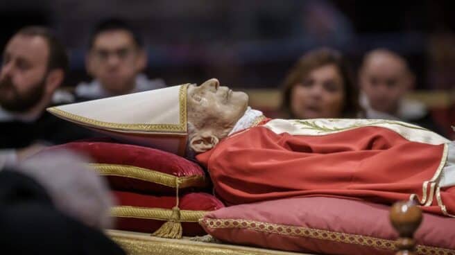 El féretro de Benedicto XVI en el Vaticano