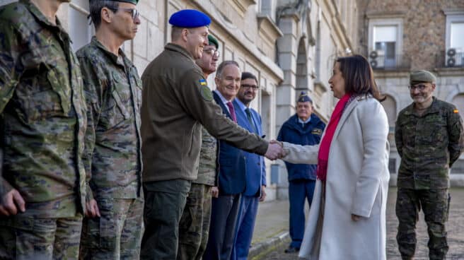 A España se le está viendo ya la falta de inversión en Defensa La ministra de Defensa, Margarita Robles, visita a la segunda remesa de militares ucranianos