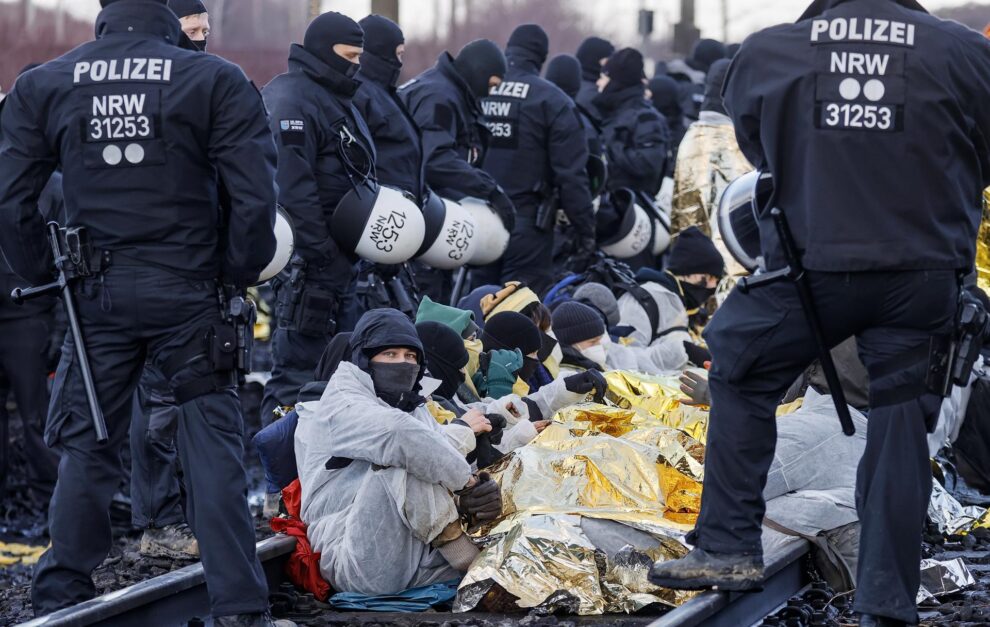 Activistas climáticos bloquean las vías por las que se transporta el lignito desde la mina de Garzweiler hasta la central eléctrica de carbón de la empresa eléctrica alemana RWE en Neurath, Alemania, este martes. 