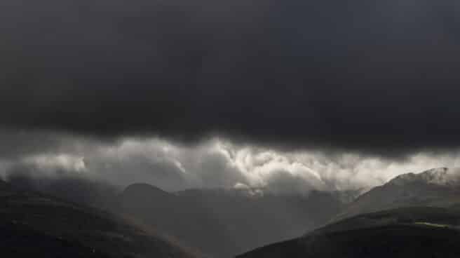 Chubascos aislados y ocasionales en Galicia Un claro se abre en el cielo sobre el paisaje invernal en Chandrexa de Queixa (Ourense), este miércoles.