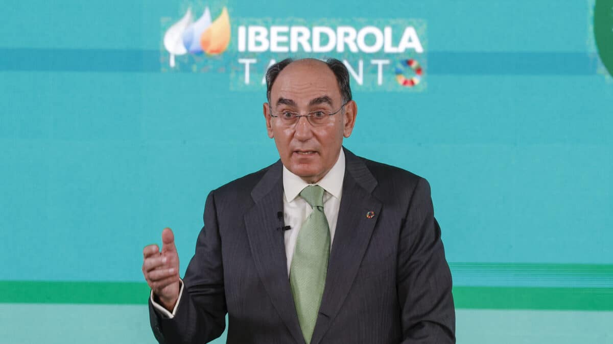 El presidente de Iberdrola, Ignacio Galán, interviene en la entrega de las "Becas Iberdrola" para estudios de máster en España, este viernes en Madrid.